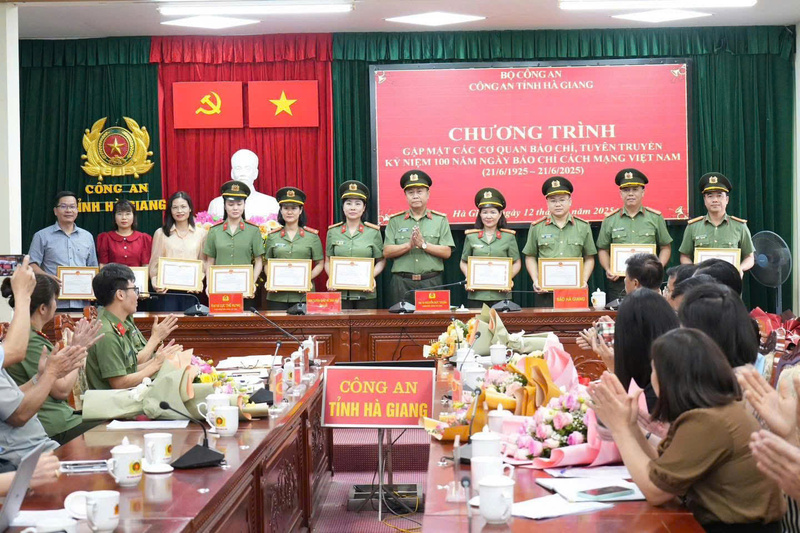 Lãnh đạo Công an tỉnh Hà Giang tặng bằng khen cho các cá nhân