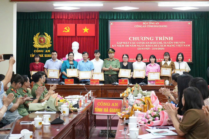 Buổi gặp mặt không chỉ thể hiện sự trân trọng, tri ân của lực lượng Công an tỉnh Hà Giang đối với báo chí mà còn là thắt chặt mối quan hệ phối hợp truyền thông giữa hai lực lượng trên mặt trận tư tưởng, văn hóa.
