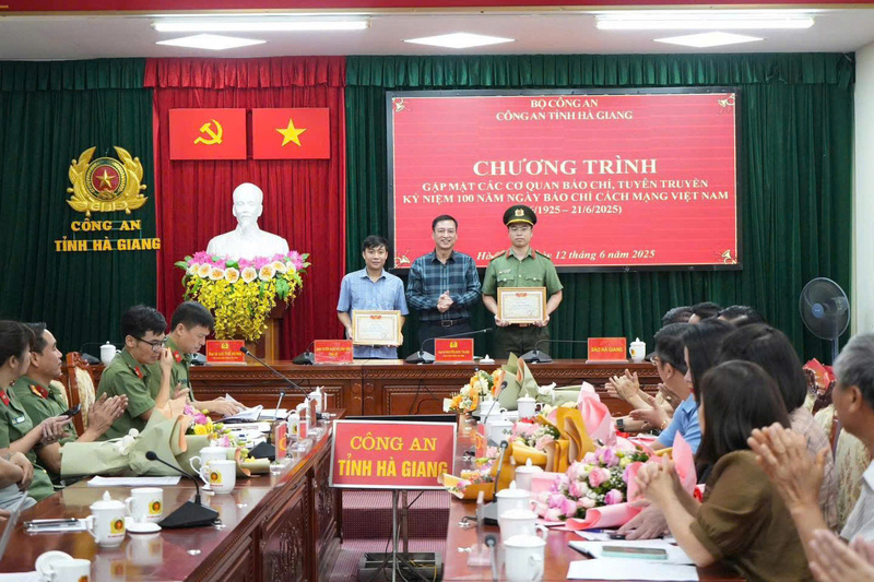 Các cá nhận nhận bằng khen vì sự nỗ lực trong công tác tuyên truyền
