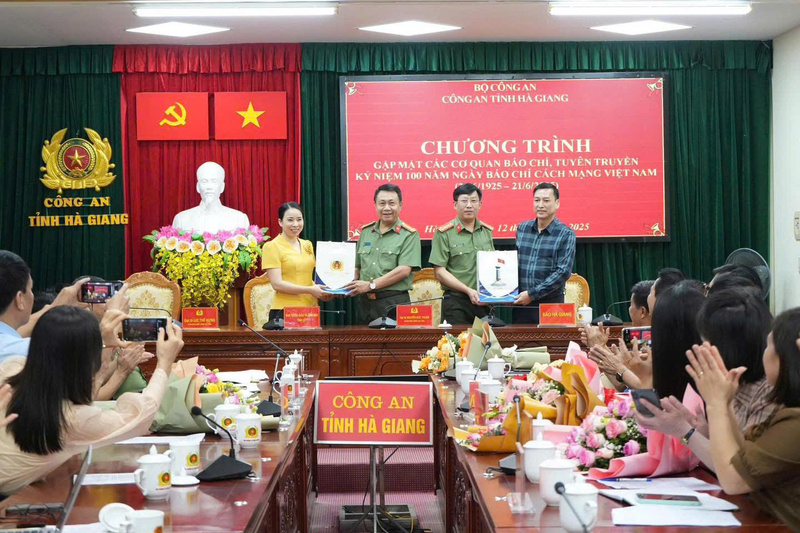 Lãnh đạo Công an tỉnh Hà Giang tặng quà lưu niệm cho đại biểu tham dự sự kiện.