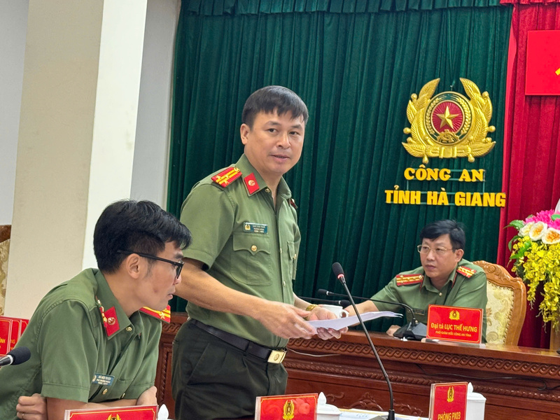 Đại diện các đơn vị trực thuộc Công an tỉnh Hà Giang thông tin về kết quả hoạt động.