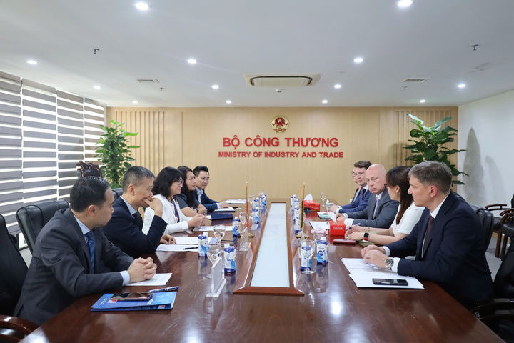 Buổi làm việc giữa Thứ trưởng Bộ Công Thương Phan Thị Thắng và ông Darius Indriunas - Thứ trưởng Bộ Kinh tế và Đổi mới sáng tạo Litva cùng ông Julijus Glebovas - Thứ trưởng Bộ Giao thông Litva