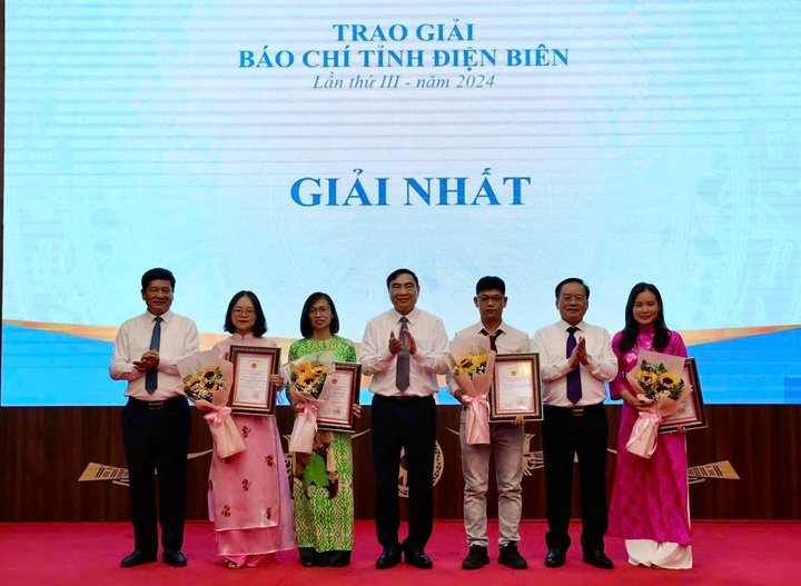 Các tác giả, nhóm tác giả xuất sắc đoạt giải Nhất Giải Báo chí tỉnh Điện Biên lần thứ III. Ảnh: Thu Thủy