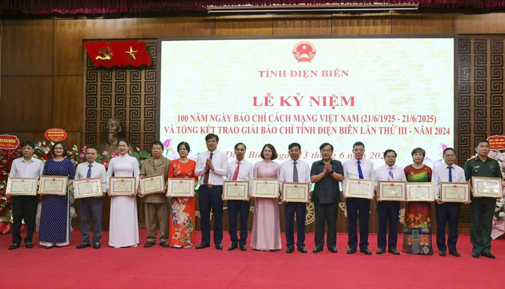 Lãnh đạo tỉnh Điện Biên tặng Bằng khen cho các cơ quan báo chí Trung ương thường trú tại địa bàn. Ảnh: Thu Thủy