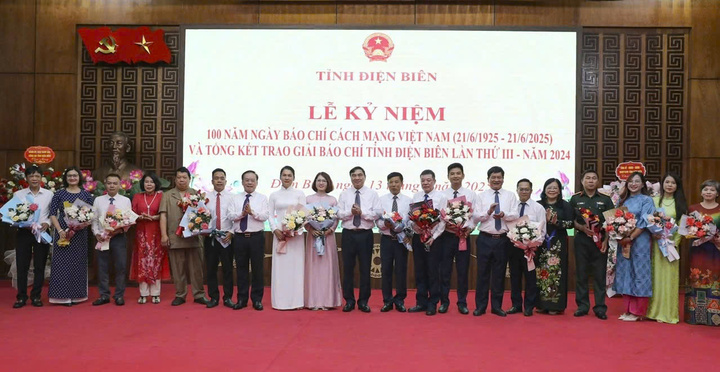 Lãnh đạo Tỉnh ủy, HĐND, UBND tỉnh Điện Biên tặng hoa chúc mừng các cơ quan báo chí. Ảnh: Trịnh Tư