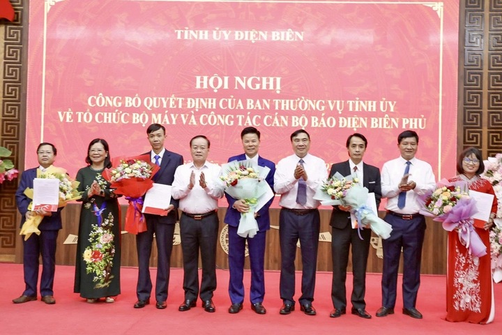 Các đồng chí Thường trực Tỉnh ủy trao Quyết định và tặng hoa Ban Biên tập Báo Điện Biên Phủ. Ảnh: Thu Thủy