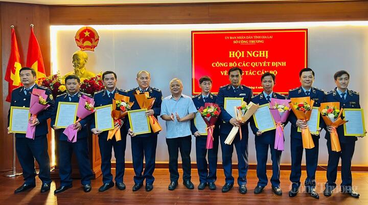 Ông Rcom Jen, Phó Giám đốc Sở Công Thương Gia Lai trao quyết định bổ nhiệm các đồng chí giữ chức Phó trưởng phòng của Chi cục Quản lý thị trường Gia Lai