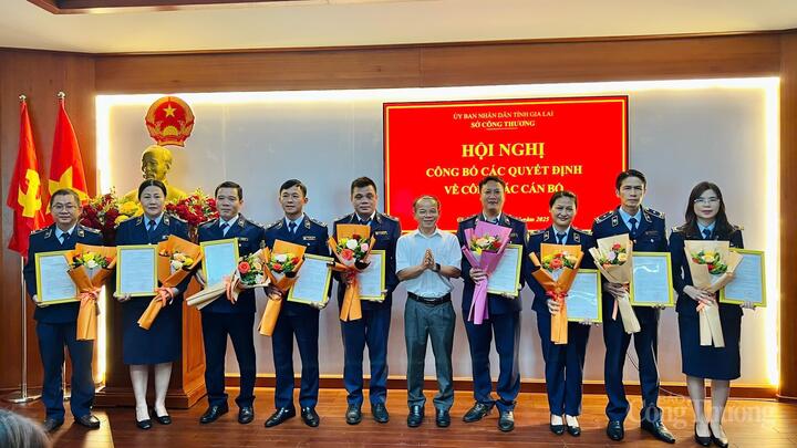 Ông Nguyễn Duy Lộc, Phó Giám đốc Sở Công Thương Gia Lai trao quyết định bổ nhiệm các đồng chí giữ chức Phó Trưởng phòng của Chi cục Quản lý thị trường Gia Lai