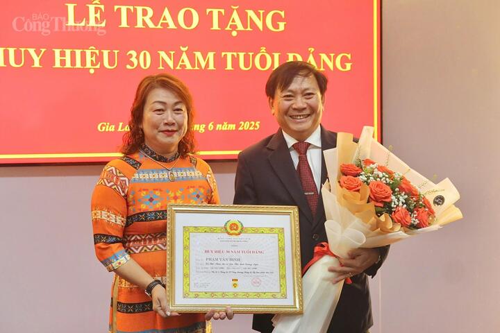Ông Phạm Văn Binh, Bí thư Đảng ủy, Giám đốc Sở Công Thương Gia Lai nhận Huy hiệu 30 năm tuổi Đảng. Ảnh: Hiền Mai