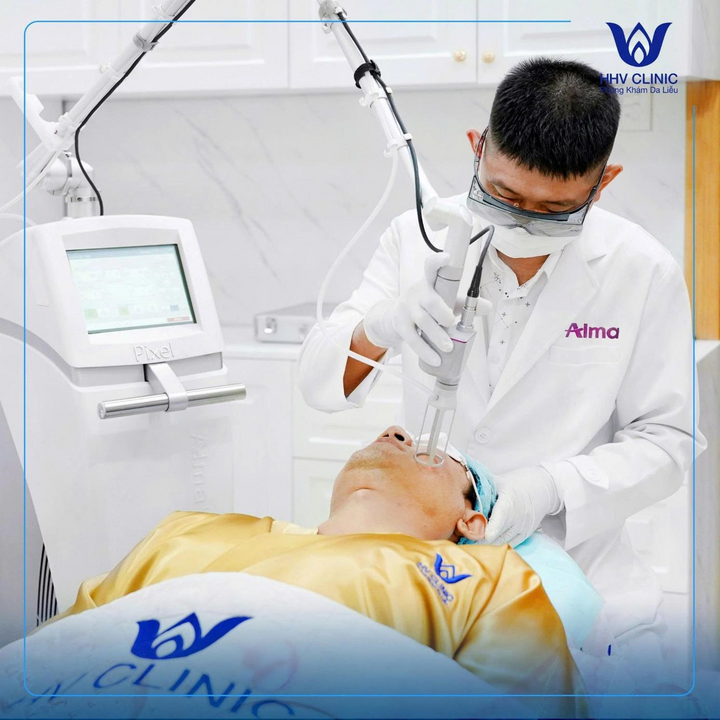 Bác sỹ tại PKDL HHV Clinic điều trị cho khách bằng Pixel Master