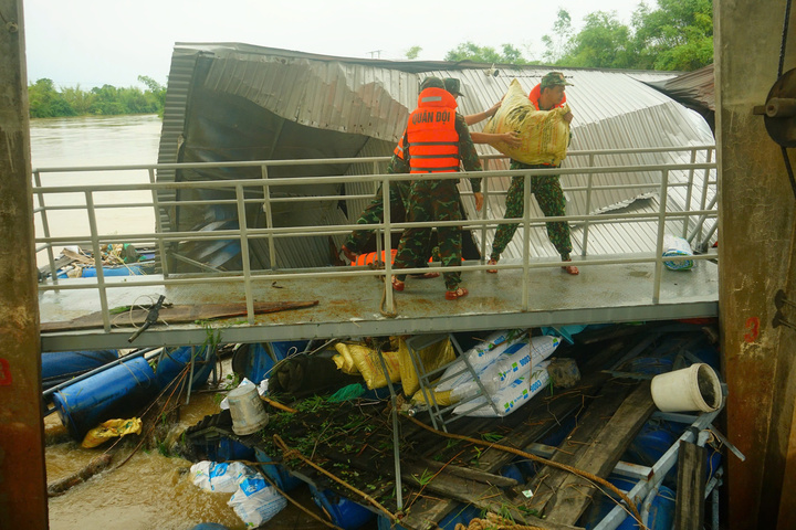 Khẩn trương tháo gỡ lồng bè bị vướng để đảm bảo an toàn cho đập An Trạch (Ảnh: Vũ Lê)