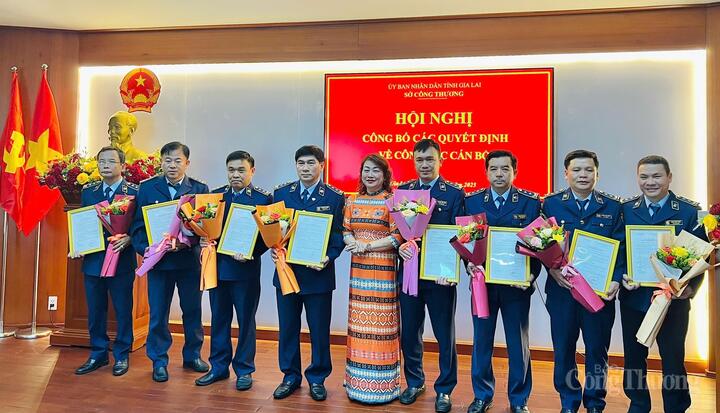 Bà Đào Thị Thu Nguyệt, Phó Giám đốc Sở Công Thương Gia Lai trao quyết định bổ nhiệm 8 đồng chí giữ chức Trưởng phòng của Chi cục Quản lý thị trường Gia Lai