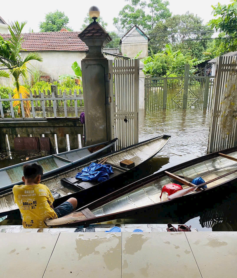 Nhiều người dân vùng thấp trũng Phong Điền di chuyển bằng thuyền do mưa lớn, nước ngập sâu. Ảnh: Nguyễn Tuấn