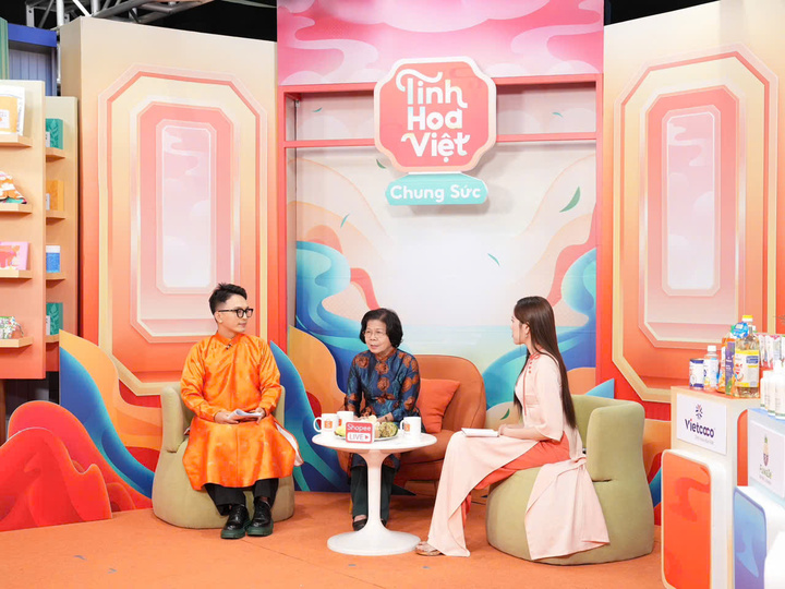 Nhà báo Vũ Kim Hạnh (Chủ tịch Hội Doanh nghiệp Hàng Việt Nam Chất lượng Cao - ngồi giữa) mang đến góc nhìn sâu sắc về vai trò của thương mại điện tử
