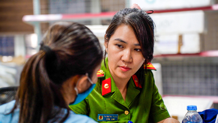 Tại thời điểm kiểm tra, chủ cơ sở không có mặt, chỉ có nhân viên và quản lý kho làm việc tại hiện trường