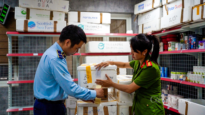 Lực lượng chức năng tiến hành niêm phong các sản phẩm