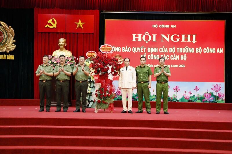 Ban Giám đốc Công an tỉnh Thái Bình tặng hoa chúc mừng Đại tá Phạm Mạnh Hùng. Ảnh: Công an tỉnh Thái Bình