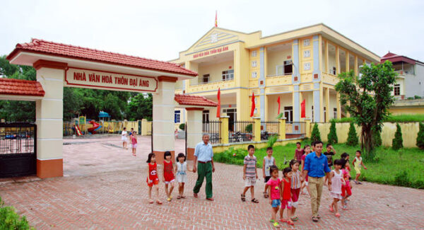 Người dân náo nức tham gia sinh hoạt tại nhà văn hóa thôn, bản. Ảnh: Trung Dũng