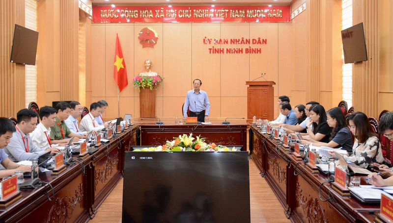Thứ trưởng Thường trực Bộ Giáo dục và Đào tạo, Phạm Ngọc Thưởng làm việc với tỉnh Ninh Bình về công tác chuẩn bị tổ chức kỳ thi tốt nghiệp THPT năm 2025. Ảnh: Duy Mạnh