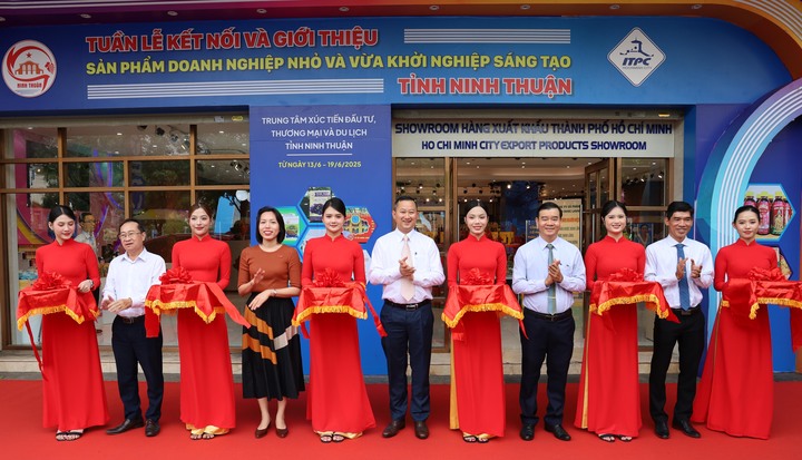 Đại biểu thực hiện nghi thức cắt băng khai mạc Tuần lễ giới thiệu sản phẩm của tỉnh Ninh Thuận năm 2025 tại TP. Hồ Chí Minh. Ảnh: Thanh Minh.