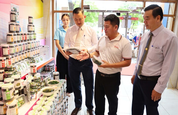 Đại biểu tham quan khu vực trưng bày, giới thiệu sản phẩm tại sự kiện. Ảnh: Thanh Minh.