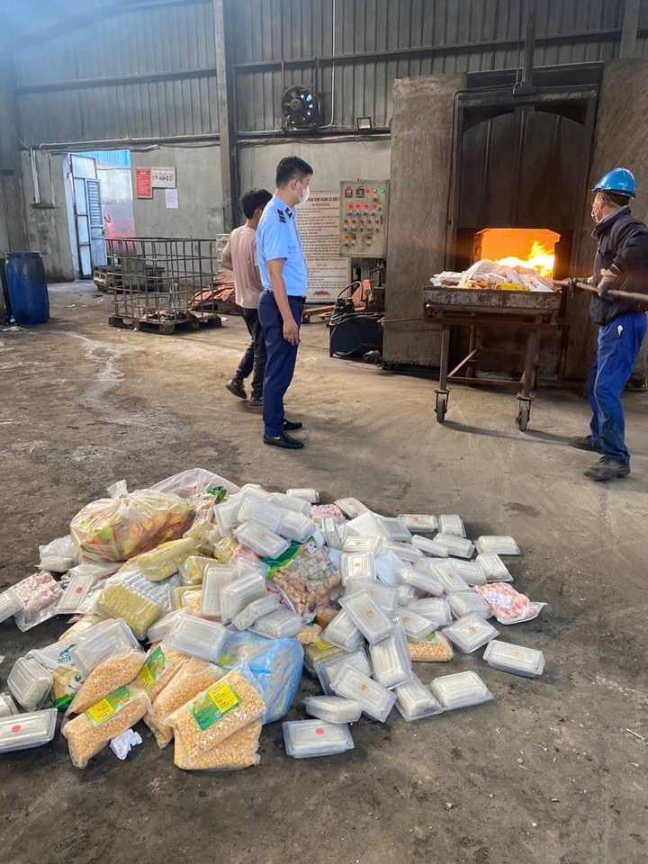 Lực lượng Quản lý thị trường TP. Hải Phòng tiêu hủy hàng hóa không rõ nguồn gốc, xuất xứ, hàng giả, hàng hết hạn sử dụng