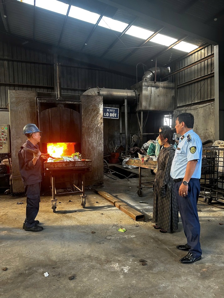 Lực lượng chức năng tiêu hủy hàng hóa không rõ nguồn gốc xuất xứ