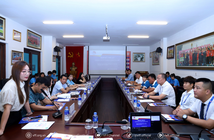 Cuộc họp kỹ thuật trao đổi chuyên môn chuẩn bị cho Giải bóng đá Nữ Vô địch U16 Quốc gia 2025 được tổ chức tại Liên đoàn Bóng đá Việt Nam (VFF). Ảnh: VFF