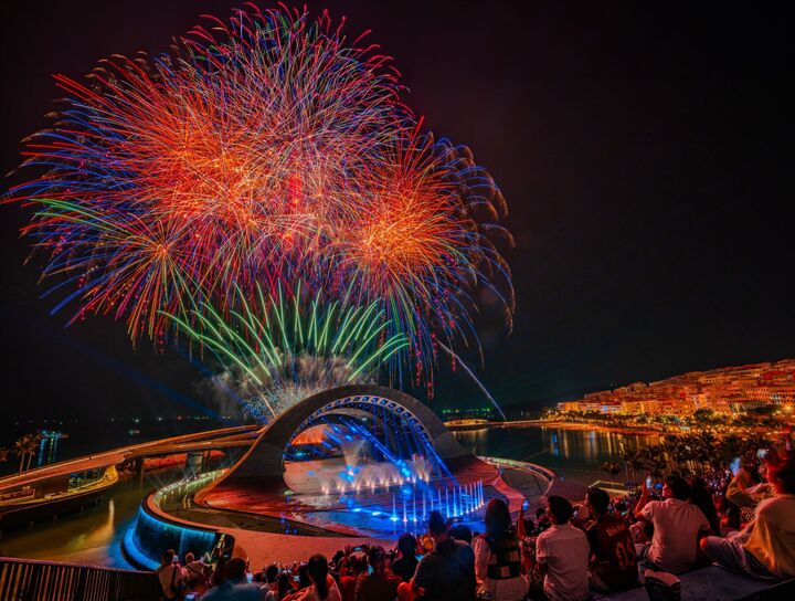 Pháo hoa rực sáng trên bầu trời Phú Quốc
