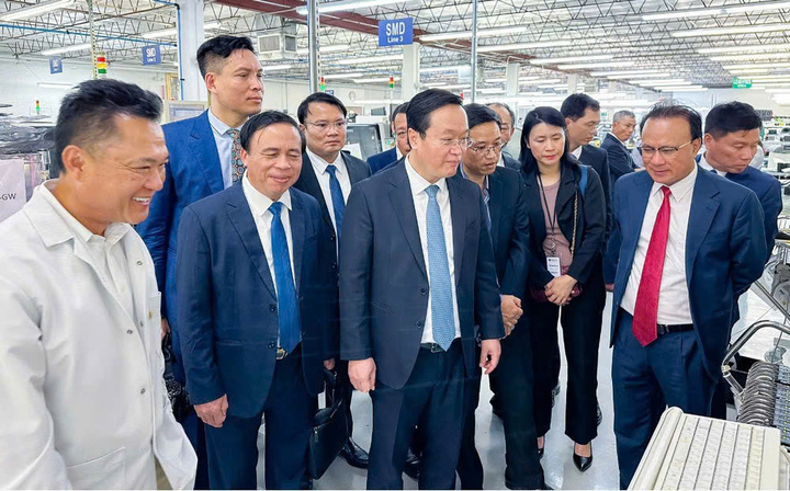 Đoàn công tác tỉnh Nghệ An đến thăm nhà máy của công ty National Circuit Assembly (NCA) có trụ sở tại TP. Garland. Ảnh: báo Nghệ An
