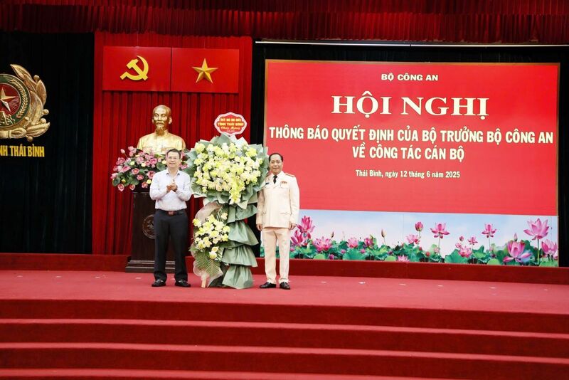 Chủ tịch UBND tỉnh Thái Bình Nguyễn Mạnh Hùng tặng hoa chúc mừng Đại tá Phạm Mạnh Hùng. Ảnh: Công an tỉnh Thái Bình