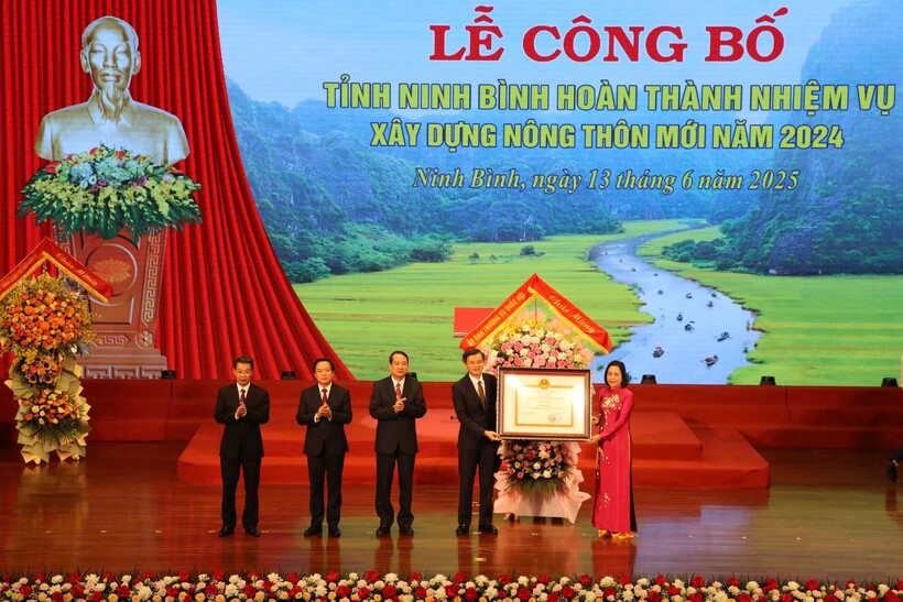 Phó Chủ tịch Quốc hội Nguyễn Thị Thanh trao quyết định của Thủ tướng Chính phủ cho lãnh đạo tỉnh Ninh Bình. Ảnh: Quốc Huy