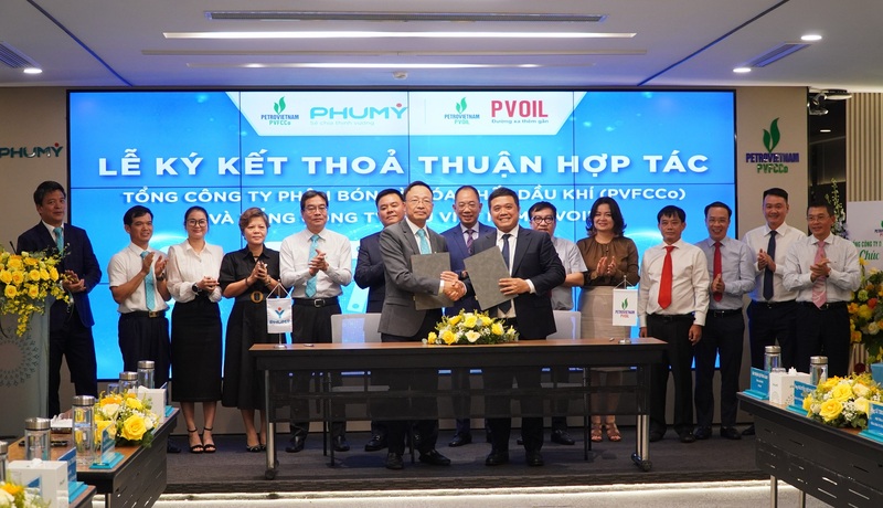 PVFCCo - Phú Mỹ và PVOIL ký kết thỏa thuận hợp tác trong lĩnh vực dịch vụ, thương mại và hóa chất (Ảnh: PVFCCo - Phú Mỹ)