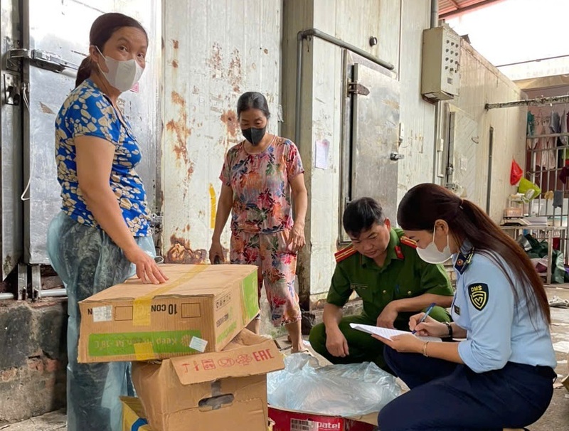 Lực lượng quản lý thị trường tỉnh Bắc Giang phối hợp kiểm tra một hộ kinh doanh vi phạm kinh doanh thực phẩm đông lạnh không rõ nguồn gốc, xuất xứ trên địa bàn TP Bắc Giang. Ảnh: Thanh Huyền