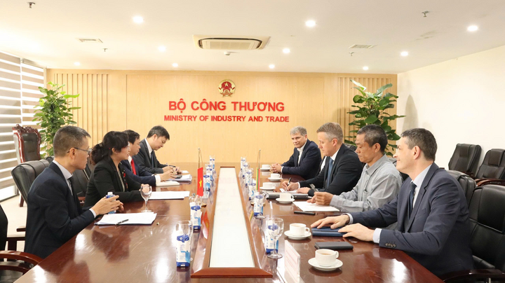 Buổi làm việc giữa Thứ trưởng Bộ Công Thương Phan Thị Thắng và ông Žygimantas Vaičiūnas, Bộ trưởng Bộ Năng lượng Litva