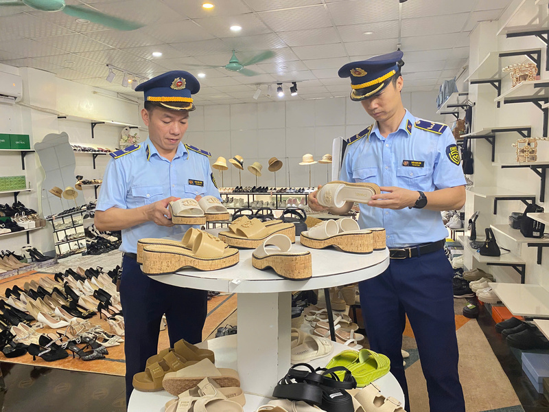 Lực lượng Quản lý thị trường trong quá trình kiểm tra hoạt động kinh doanh tại một cơ sở thương mại. Ảnh: Chi cục Quản lý thị trường tỉnh Lạng Sơn