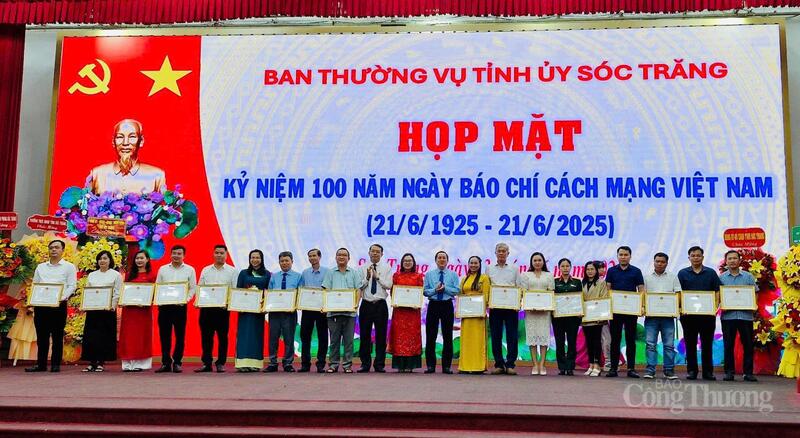 Các nhà báo, phóng viên nhận Bằng khen của Chủ tịch UBND tỉnh Sóc Trăng.