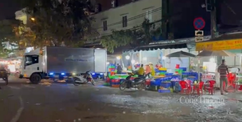 Bất chấp biển cấm, xe tải xuống hàng tại các điểm buôn bán tự phát xung quanh chợ Hóc Môn khiến tiểu thương bên trong chợ lao đao.