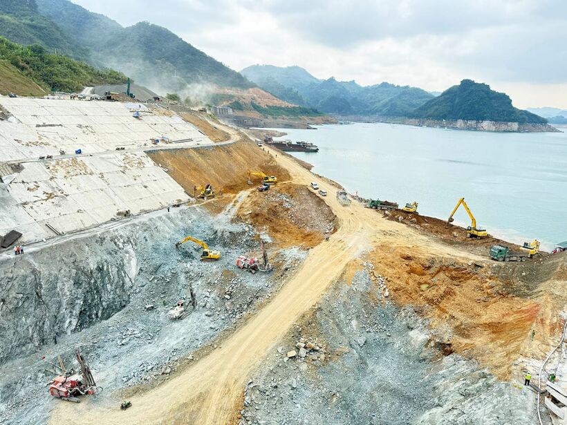 Công tác tháo dỡ đê quây cơ bản hoàn thành, hiện NSMO đang điều chỉnh nâng dần mực nước hồ Hòa Bình trở lại. Ảnh: EVN