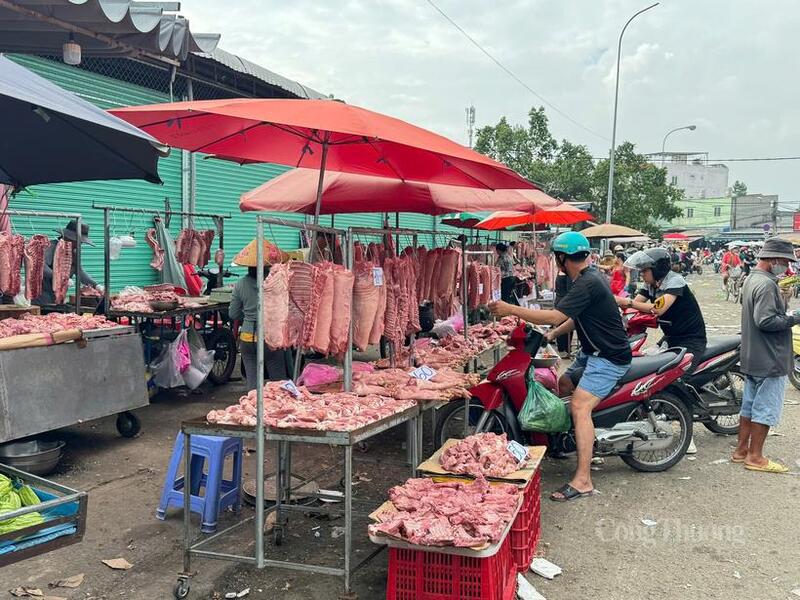 Nhiều người chấp nhận mua hàng tại các điểm tự phát vì giá rẻ.