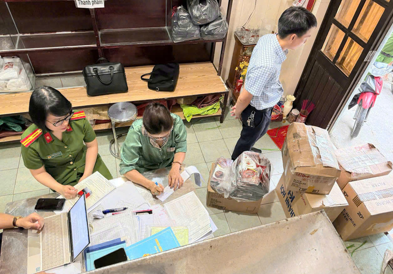 Lực lượng Công an thành phố Huế lập biên bản, thu giữ tang vật với hàng trăm bì cà phê Gia Cát chất lượng kém. Ảnh: Nguyễn Tuấn