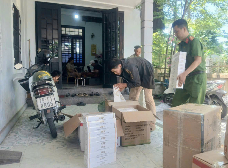 Hàng ngàn bao thuốc lá nhập lậu bị cơ quan công an thu giữ. Ảnh: Nguyễn Tuấn