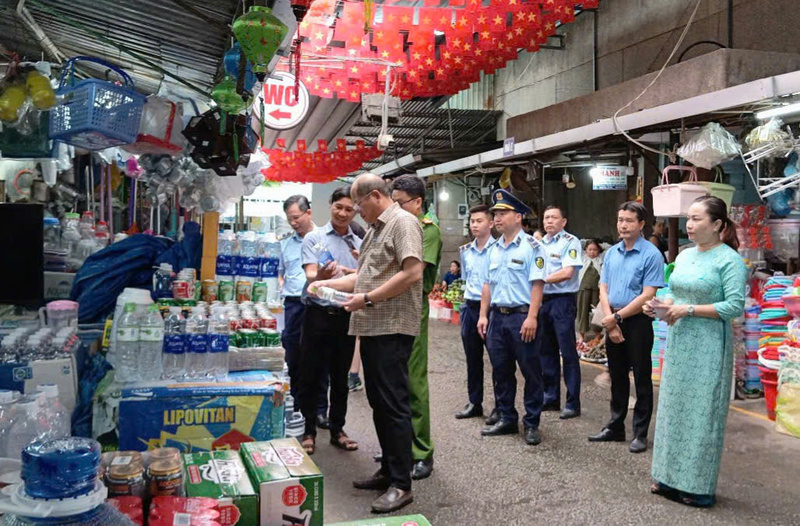 Lãnh đạo Sở Công Thương thành phố Huế kiểm tra tình hình hình kinh doanh, buôn bán tại chợ Đông Ba. Ảnh: Nguyễn Tuấn