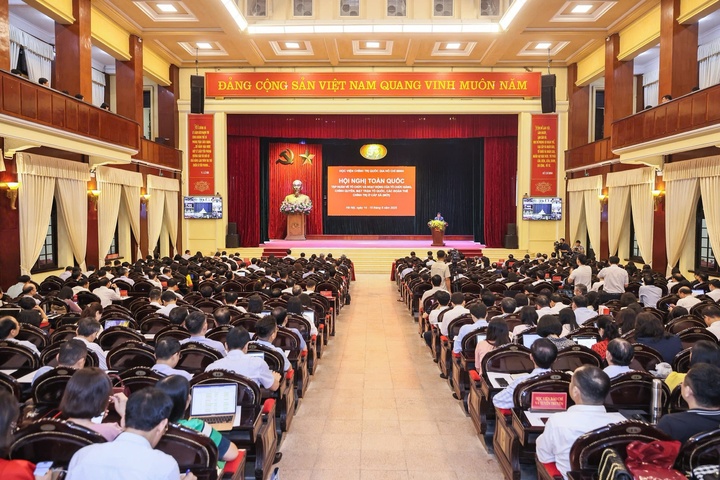 Hội nghị được kết nối trực tuyến từ điểm cầu chính Học viện Chính trị Quốc gia Hồ Chí Minh đến 11.000 điểm cầu trên cả nước với trên 1,5 triệu đại biểu tham dự. Ảnh: VGP/Nhật Bắc