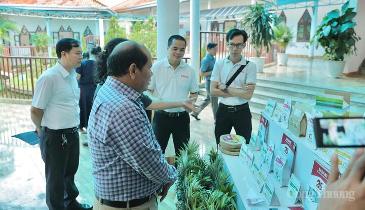 Các đại biểu tham quan gian hàng trưng bày