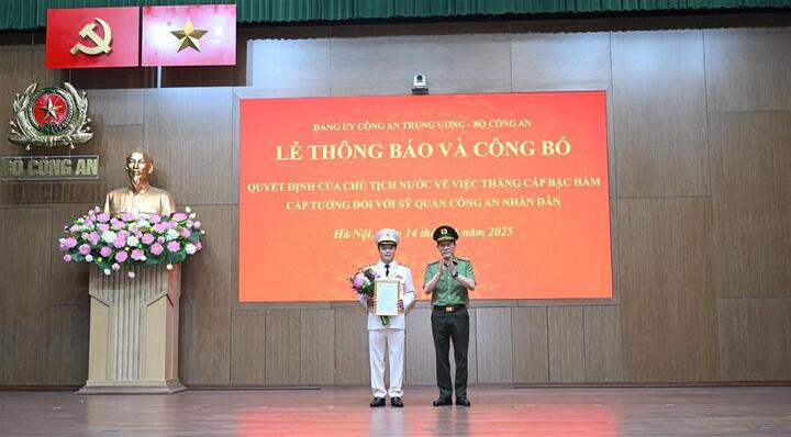 Bộ trưởng Lương Tam Quang chúc mừng Thứ trưởng Bộ Công an Đặng Hồng Đức được Chủ tịch nước thăng cấp bậc hàm từ Thiếu tướng lên Trung tướng. Ảnh: Nguyễn Ngọc
