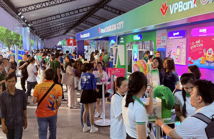 Rất nhiều bạn trẻ đã đổ về Phố đi bộ Nguyễn Huệ để tham dự lễ khai mạc và trải nghiệm các dịch vụ mua sắm không tiền mặt tại Lễ hội Ting Ting Day. Ảnh: Minh Khuê.