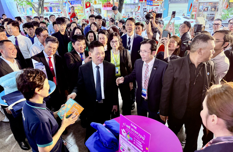 Phó Thủ tướng Chính phủ Hồ Đức Phớc, Thứ trưởng Bộ Công Thương Phan Thị Thắng và các đại biểu tham quan gian hàng “Lễ hội Không tiền mặt - Ting Ting Day 2025”. Ảnh: Minh Khuê.
