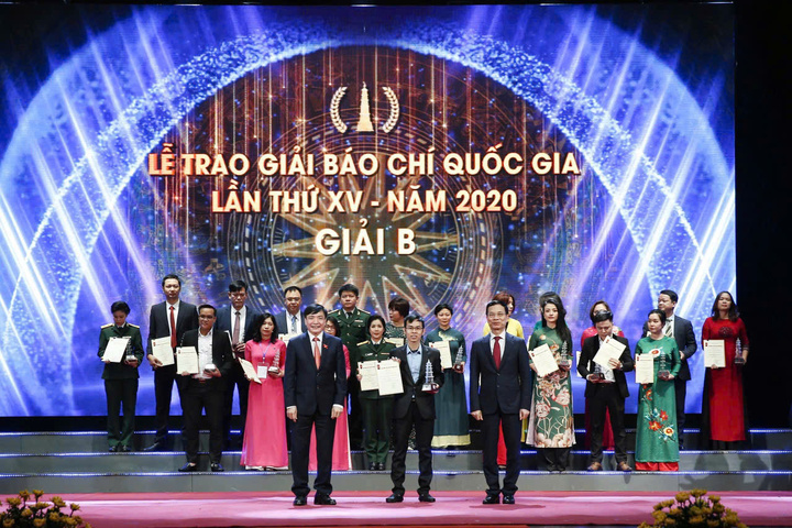 Nhà báo Hoàng Chiên nhận giải B Giải báo chí Quốc gia trong năm đầu tiên anh chuyển công tác đến Báo Nông thôn ngày nay/Điện tử Dân Việt. Ảnh: Phạm Hưng