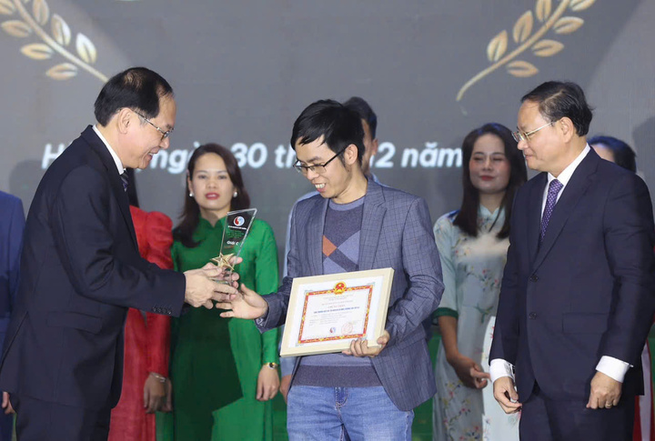 Tác phẩm " 'Xẻ thịt' nàng tiên cá, mổ bụng moi trứng rùa biển" của nhóm tác giả Đỗ Doãn Hoàng, Hoàng Chiên thực hiện được Ban tổ chức Giải Báo chí Môi trường toàn quốc năm 2024 trao giải C. Ảnh: Khương Trung